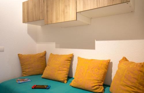 Saint-Raphael Apartment | Studio Climatisé Proche Plage et Commerces avec Balcon, Parking, et WiFi à Saint-Raphaël - FR-1-466A-32