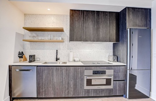 Rainey Street Historic District Apartment | Studio condo with rooftop pool, fast WiFi, central AC & private W/D