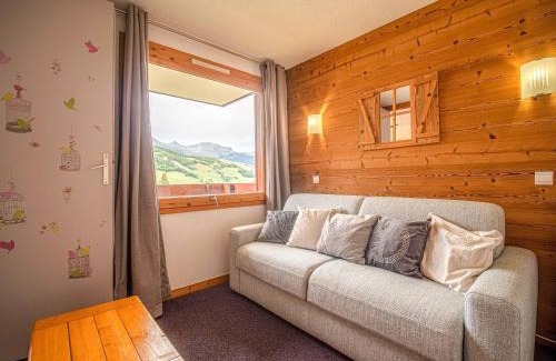 Les Avanchers-Valmorel Apartment | Studio coquet à 50m des pistes, proche commerces, balcon et casier à ski - FR-1-356-204