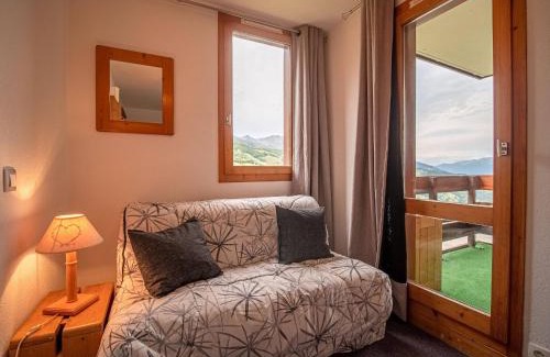 Les Avanchers-Valmorel Apartment | Studio coquet à 50m des pistes, proche commerces, balcon et casier à ski - FR-1-356-204