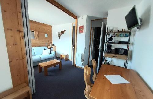 Les Avanchers-Valmorel Apartment | Studio coquet à 50m des pistes, proche commerces, balcon et casier à ski - FR-1-356-204