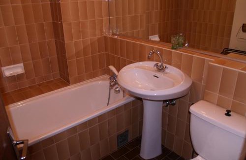 Megeve Apartment | Studio cosy à Megève - Piscine, Tennis, Animaux Acceptés, Proche Centre - FR-1-453-116