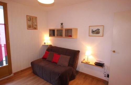Bagneres-de-Luchon Apartment | Studio Cosy 2 Pers au Pied du Téléphérique - Balcon Sud, Parking, Wifi, Animaux Acceptés - FR-1-313-168