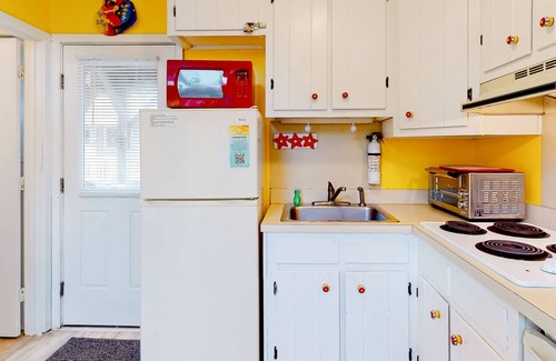 Hatteras Cottage | Studio cottage with on-site beach access, 2 decks, & central AC