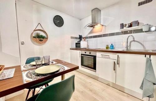 Istres Apartment | Studio du Clocher - Centre Historique, Cosy, Wifi, 2 personnes