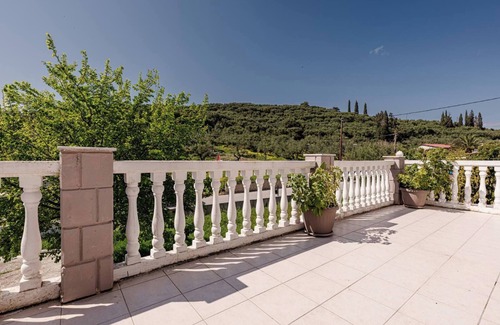 Alikanas Apartment | Studio 'Eleni's Top Floor' with Shared Pool, Wi-Fi and Air Conditioning