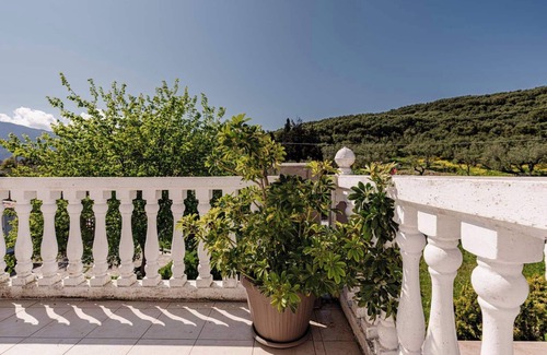 Alikanas Apartment | Studio 'Eleni's Top Floor' with Shared Pool, Wi-Fi and Air Conditioning