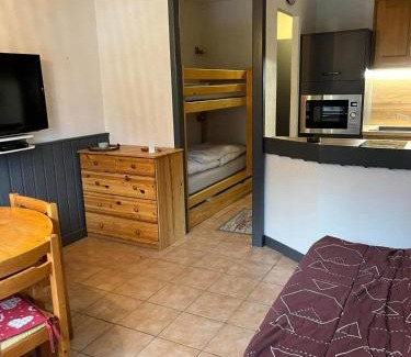 Bellevaux Apartment | Studio en station avec 1 canapé-lit et 1 lit-superposé