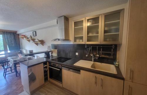 Montgenevre Apartment | Studio ensoleillé avec balcon au centre de Montgenèvre, proche commodités et pistes - FR-1-266-128