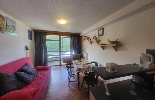 Montgenevre Apartment | Studio ensoleillé avec balcon au centre de Montgenèvre, proche commodités et pistes - FR-1-266-128