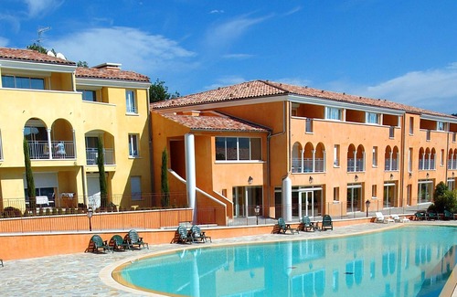 Greoux-les-Bains Apartment | Studio Equipé | Accès Bains à Remous + 3 piscines!