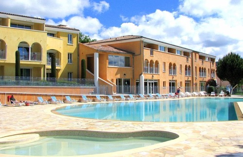 Greoux-les-Bains Apartment | Studio Equipé | Accès Bains à Remous + 3 piscines!