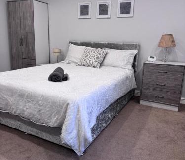Solihull Apartment | studio flat near NEC, Solihull & Airport. Short & Long stay Contractors HS2, NHS