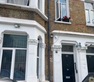 Shepherd's Bush Apartment | Studio Flat Near Westfield London