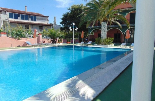 Vassilatika Apartment | Studio for 2 With shared Pool Within Easy Reach Of Beaches