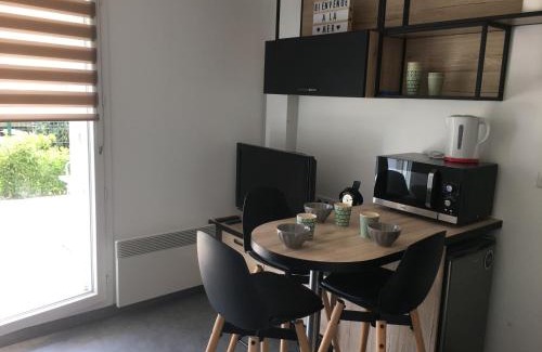 Merville-Franceville-Plage Apartment | Studio Front de Mer avec Terrasse et Accès Direct Plage à Merville-Franceville - FR-1-487-329