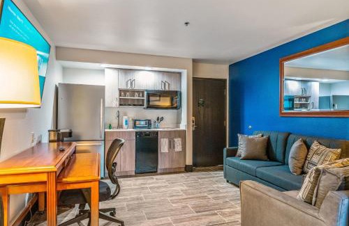 Tempe Apartment | Studio Full Kitchen Tempe Studio w pool, jacuzzi, gym perfect location No Pets allowed please