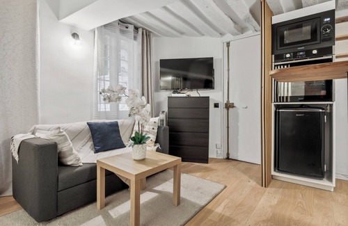 2nd Arrondissement Apartment | Studio Herold - Place de Victoires by B'Your Home