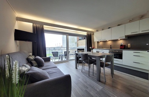 Middelkerke Apartment | Studio in Middelkerke near Sandy Beach
