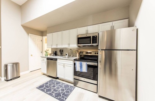 Soulard Apartment | Studio in Soulard - Massage + Reclining bed