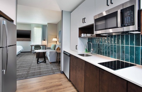 Crystal Springs Apartment | Studio King Suite in Grand Rapids with AC, WiFi, Fitness Room and Breakfast
