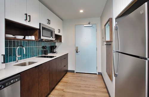 Crystal Springs Apartment | Studio King Suite in Grand Rapids with AC, WiFi, Fitness Room and Breakfast