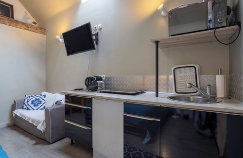Guilvinec Apartment | Studio "L'Eclose Ty Du" with Private Terrace, Shared Garden and Wi-Fi