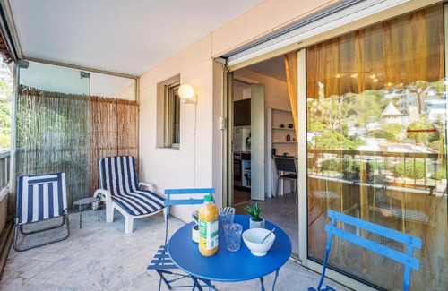 Riou - Petit Juas - Av de Grasse Apartment | Studio Le Mercure by Interhome