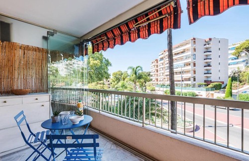 Riou - Petit Juas - Av de Grasse Apartment | Studio Le Mercure by Interhome