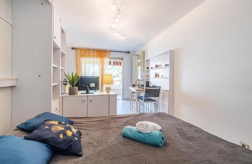 Riou - Petit Juas - Av de Grasse Apartment | Studio Le Mercure by Interhome