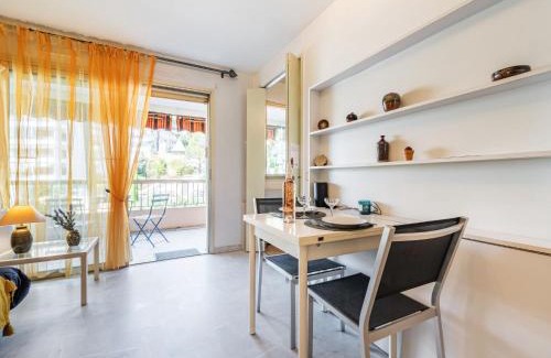 Riou - Petit Juas - Av de Grasse Apartment | Studio Le Mercure by Interhome