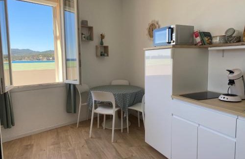 Les Sablettes Apartment | Studio le Monroe les pieds dans l'eau 10 m de la mer