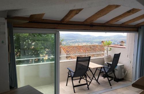 Bormes-Les-Mimosas Apartment | Studio le Nid, vue mer, village et collines avec terrasse