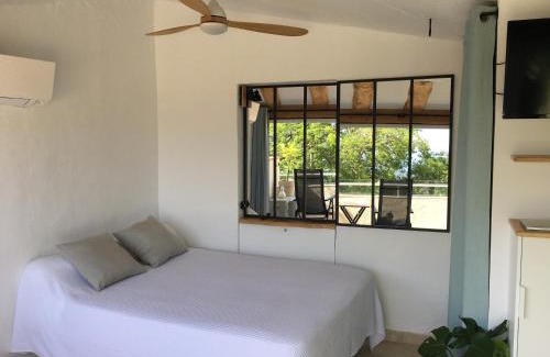 Bormes-Les-Mimosas Apartment | Studio le Nid, vue mer, village et collines avec terrasse