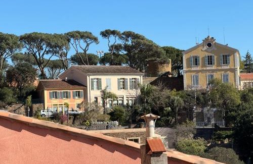 Bormes-Les-Mimosas Apartment | Studio le Nid, vue mer, village et collines avec terrasse