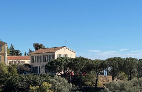 Bormes-Les-Mimosas Apartment | Studio le Nid, vue mer, village et collines avec terrasse