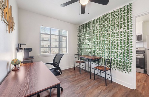 Highlands - Perkins Apartment | Studio Near Downtown - King Bed - Walk to Tiger Stadium