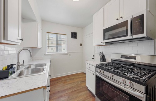 Highlands - Perkins Apartment | Studio Near Downtown - King Bed - Walk to Tiger Stadium