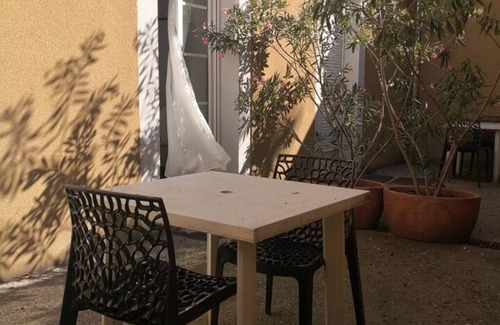 Secteur 2 Apartment | Studio on English courtyard 2 TVA