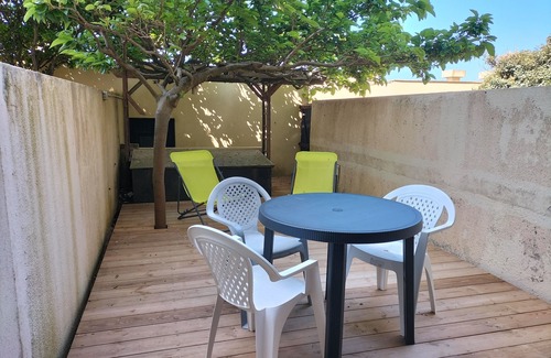 Lacanau-Ocean Apartment | Studio on the ground floor with terrace located on the seafront in first line