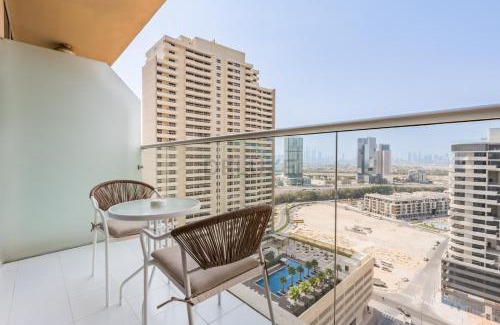 Jumeirah Village Apartment | Studio Overlooking the Pool, Close to Parks, Grocery Stores, and Circle Mall, Damac Ghalia, JVC by Deluxe Holiday Homes