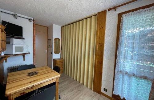 Les Avanchers-Valmorel Apartment | Studio skis aux pieds à Valmorel, balcon, proche commerces, 4 couchages - FR-1-356-291