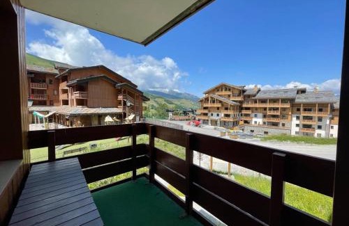 Les Avanchers-Valmorel Apartment | Studio skis aux pieds à Valmorel, balcon, proche commerces, 4 couchages - FR-1-356-291