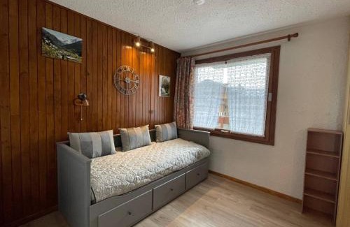 Les Avanchers-Valmorel Apartment | Studio skis aux pieds à Valmorel, balcon, proche commerces, 4 couchages - FR-1-356-291