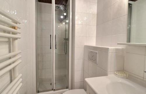 Meribel-Mottaret Apartment | Studio skis aux pieds, bien équipé avec Wi-Fi – Les Allues - FR-1-182-42