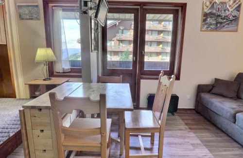 Meribel-Mottaret Apartment | Studio skis aux pieds, bien équipé avec Wi-Fi – Les Allues - FR-1-182-42