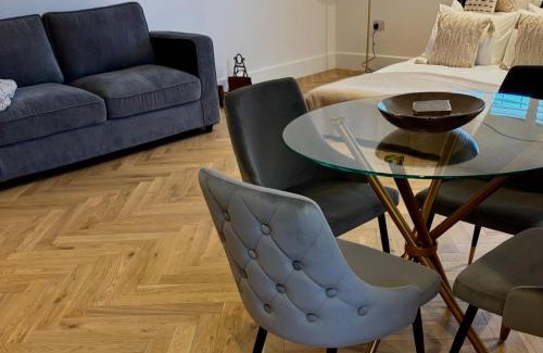 Tenterden Apartment | Studio - Sleeps up to 4 & Free Parking