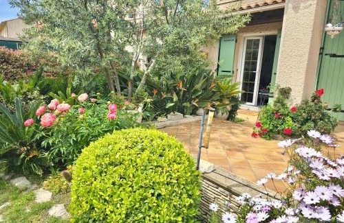 Istres Apartment | Studio Soleil - Piscine, Parking, Jardin, Calme, Wifi, 2 personnes