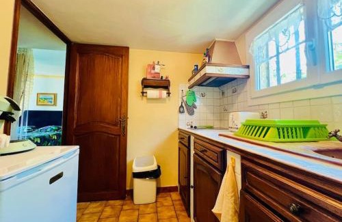 Istres Apartment | Studio Soleil - Piscine, Parking, Jardin, Calme, Wifi, 2 personnes