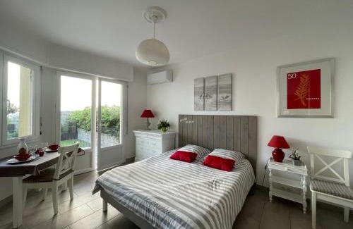 Riou - Petit Juas - Av de Grasse Apartment | Studio Terrasse
